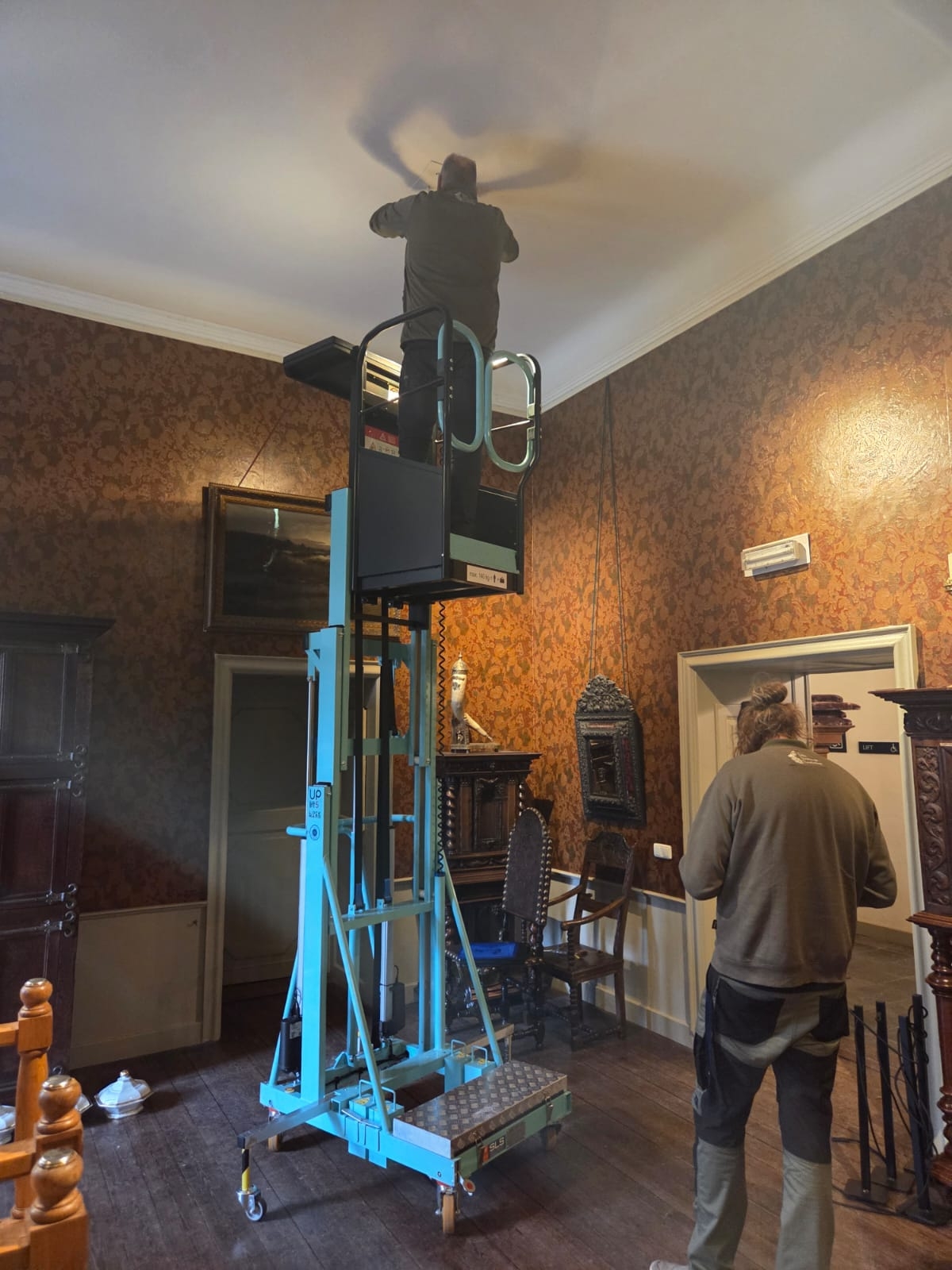 binnen gebruikt van een kleine hoogwerker