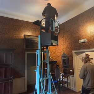 Kleine hoogwerker voor binnen: veilig werken op hoogte in elk gebouw