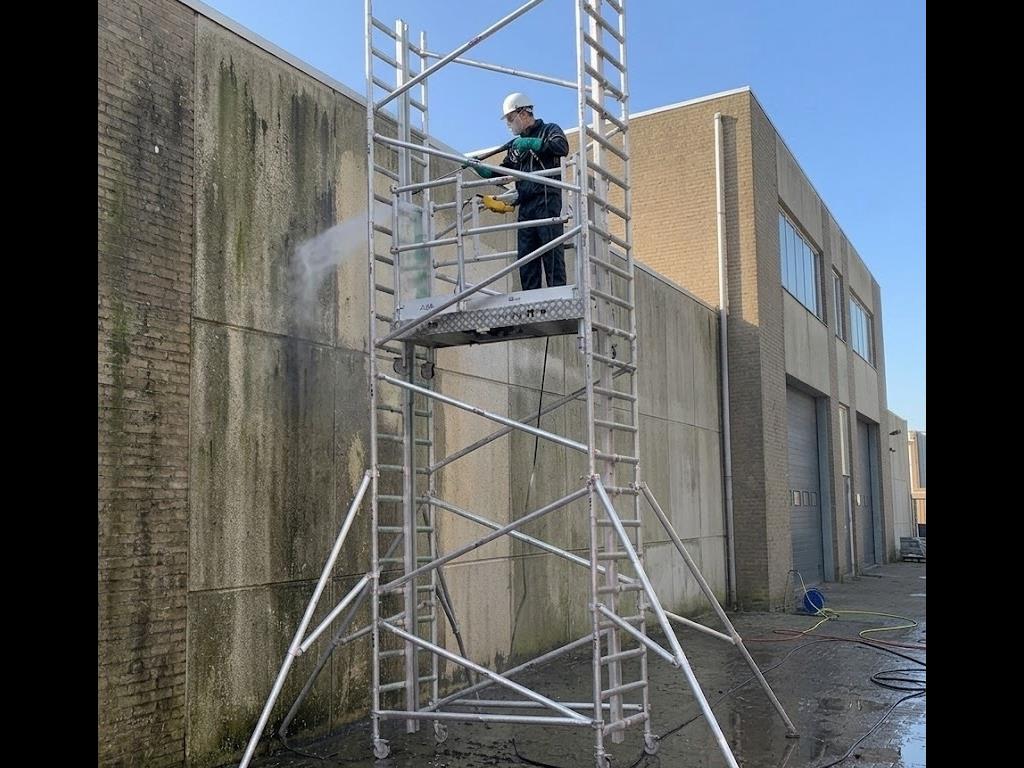 Alu-lift op een verharde ondergrond tijdens het reinigen van een gevel
