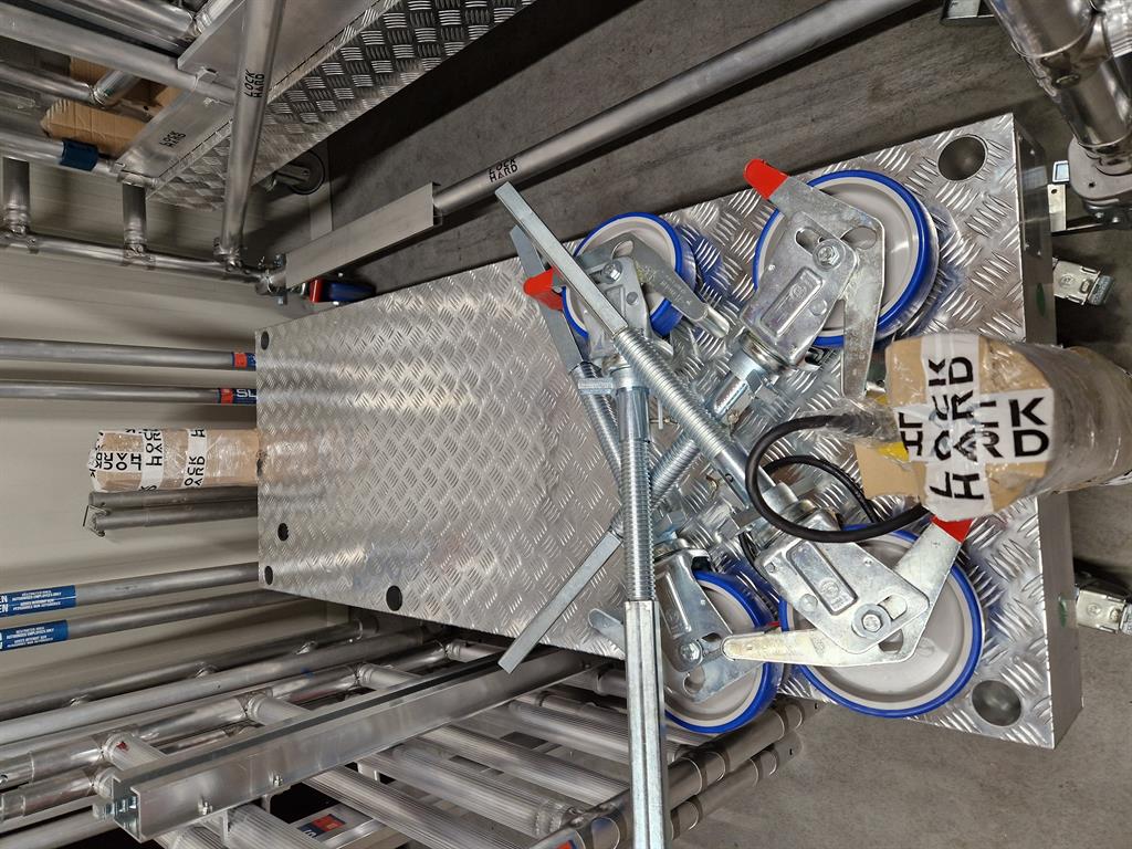 Rolsteigerlift wielen diam 200 mm met spindel en rempedaal.